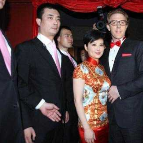 之后在2012年4月,袁立嫁给第二任老公林博文,两人在北京分别举办了