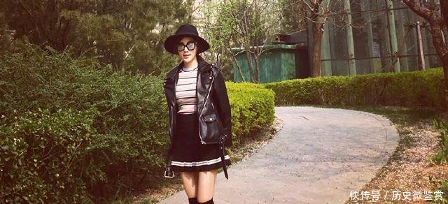 李小璐俏皮少女装接甜馨, 网友穿这样去幼儿园