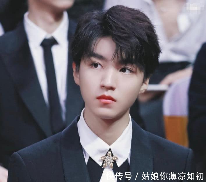 王俊凯、王源和易烊千玺穿同款大衣,因颜值太