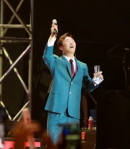 费玉清内地告别演唱会哽咽飙泪,从不喝酒的小