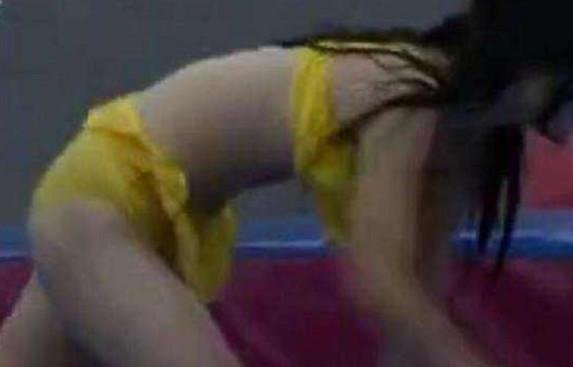 本以为闯关节目中最尴尬的时掉抹胸,没想到这