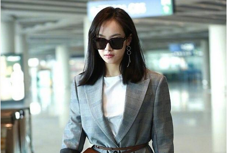 宋茜脚上鞋子真给国人长脸,最新机场街拍,小挎