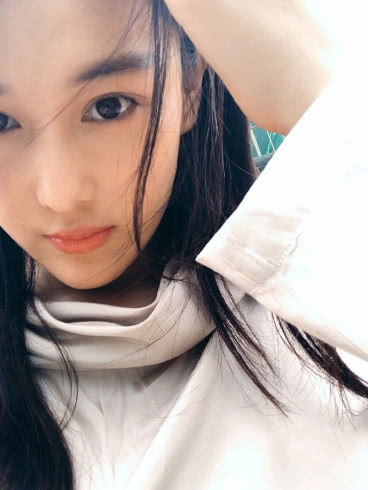 被曝生宝宝后张馨予首晒自拍照,气色红润有光