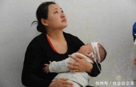 妈妈喂奶的时候闻到孩子身上有一股怪味 ,知道