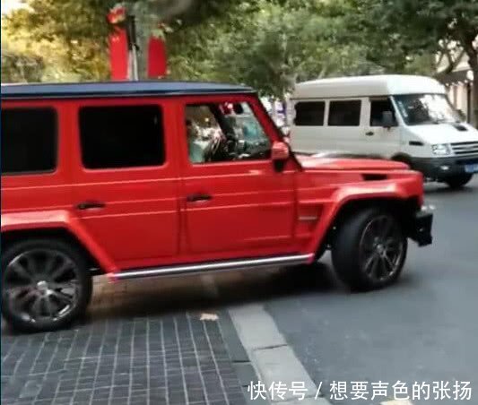 上海市区发现一辆巴博斯,看到车主后,网友非常