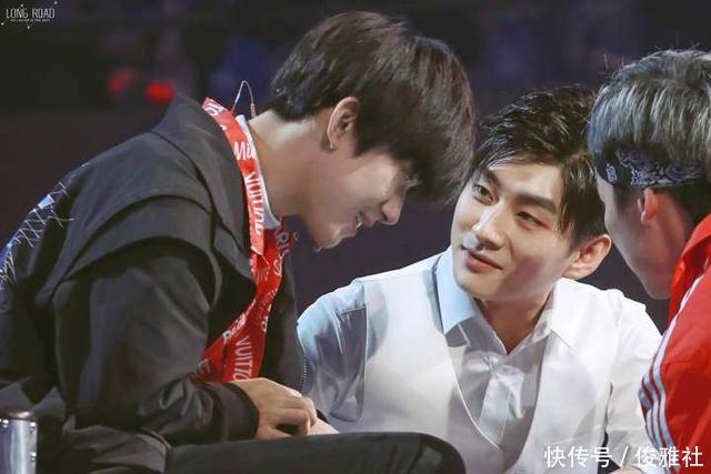 易烊千玺与韩宇十指相扣,还柔情对视,关键是大