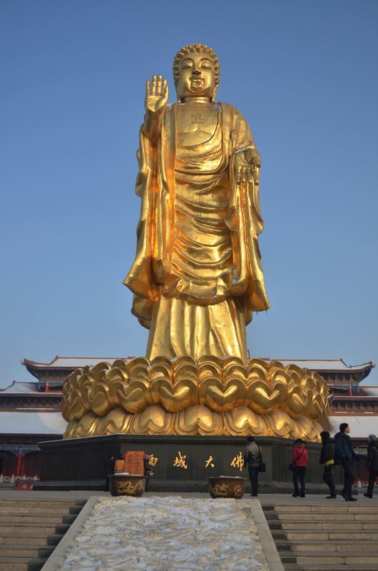 西域第一大铜立贴金佛,总投资950万元,用铜量98吨历时2年