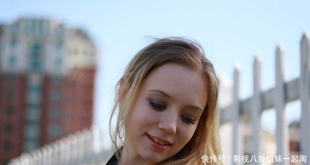 中国游客到日本旅游;俄罗斯女孩来到中国旅游
