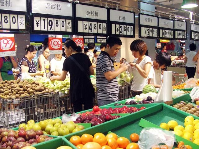 女子再婚婚礼上，有人找小男孩送来封信，打开后新娘去追送信的人