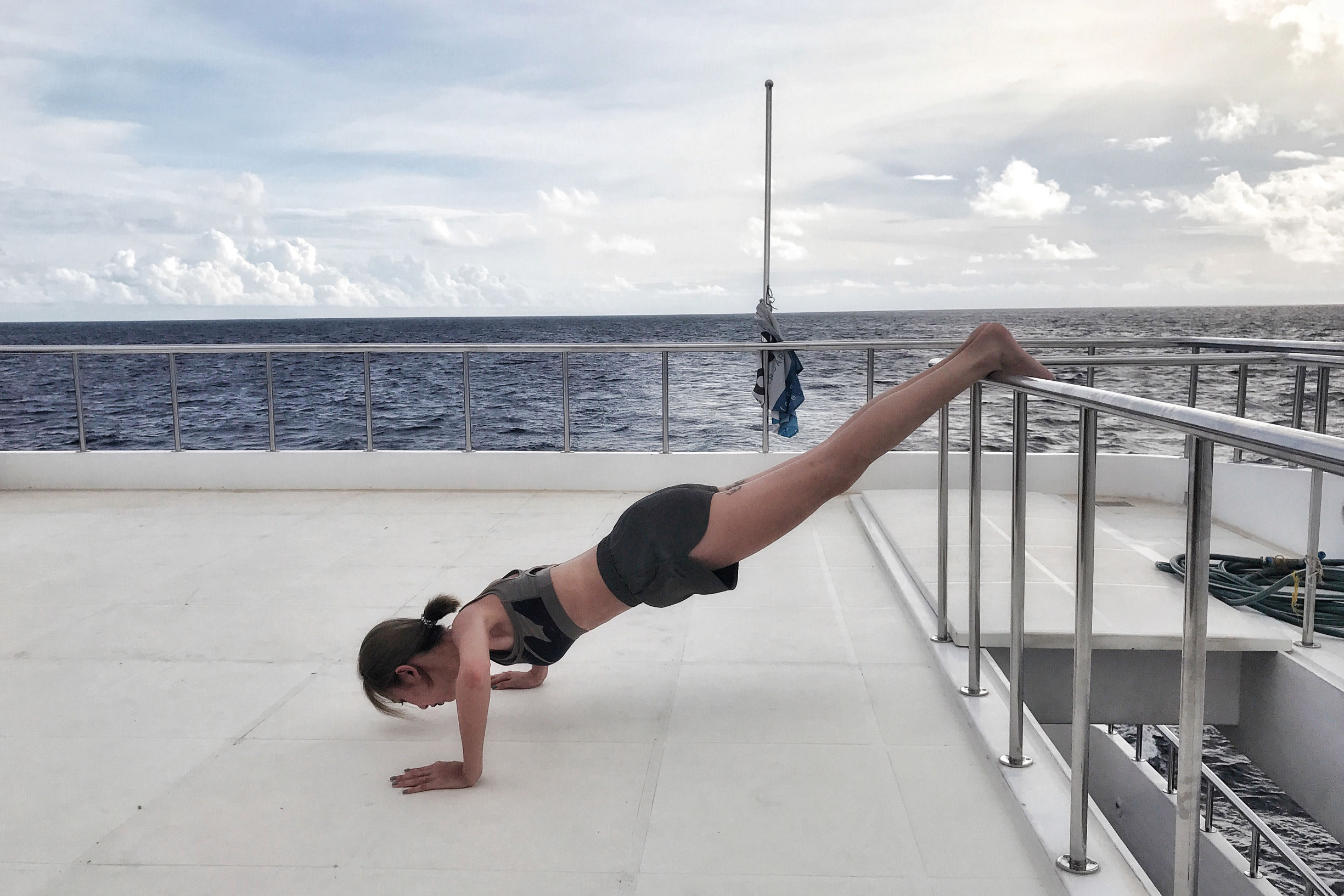 揭秘模特辛酸路:90后准妈妈怀孕5个月 仍坚持