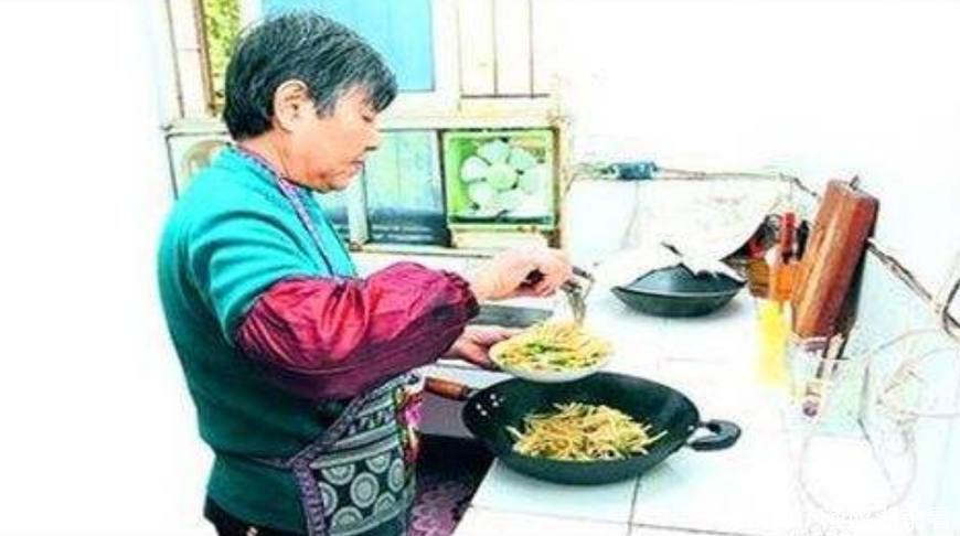 婆婆照顾儿媳坐月子却不敢上桌吃饭,我走进厨