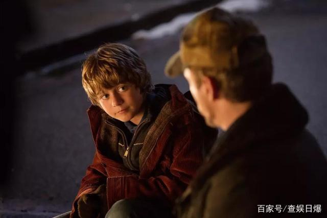 《复仇者联盟4》钢铁侠葬礼上有个年轻人停留