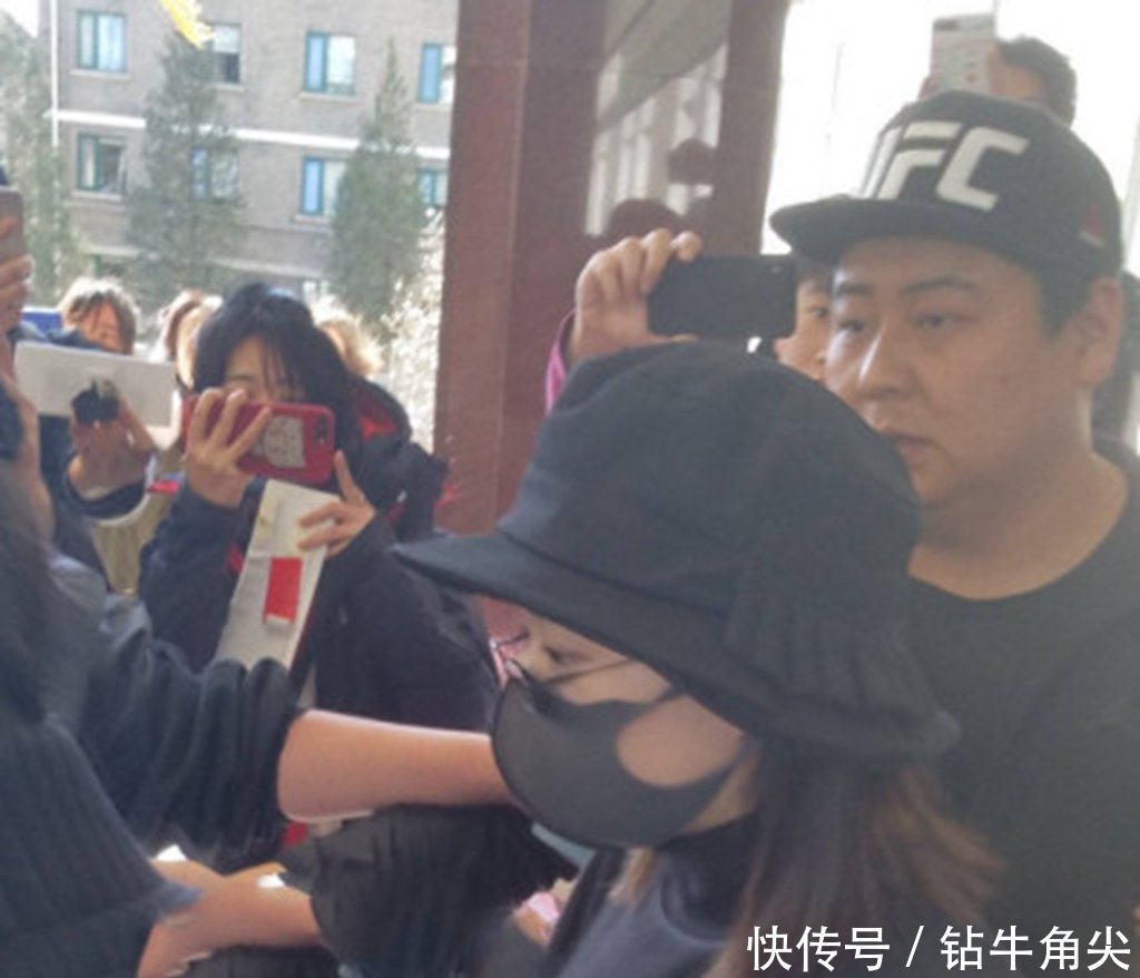 赵丽颖产后首现身!冯绍峰全程陪伴守护,网友:真