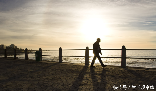 结婚时继父给2万彩礼,婚后买车去取钱,才知自