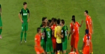 2013年中超第2轮,卓尔迎战国安,柯钊连续狠踢马季奇小腿,被足协禁赛4