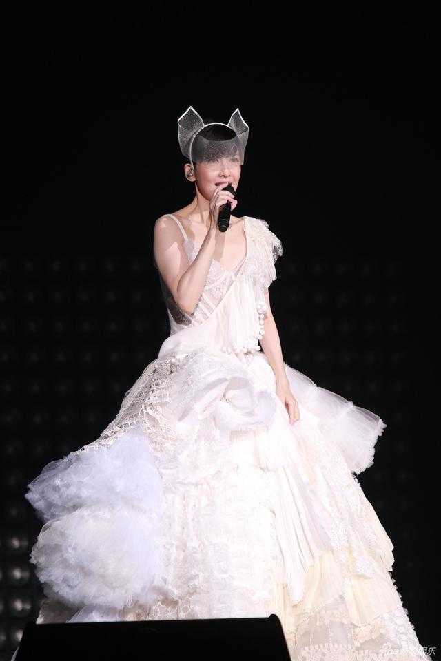 玉女掌门人周慧敏50岁红馆演唱会, 一晚换8套