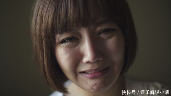 女大学生没给老头让座,被其女儿打一耳光,她母亲一来老头脸红了