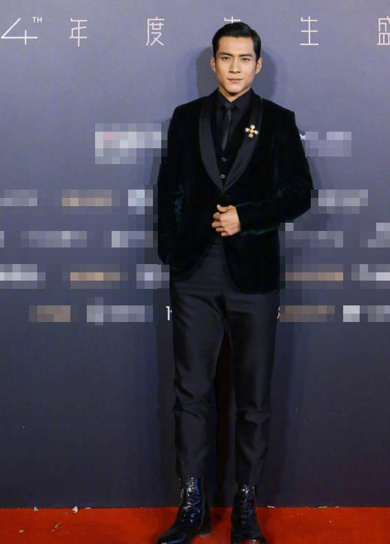 韩东君看起来一副成熟男人的味道.