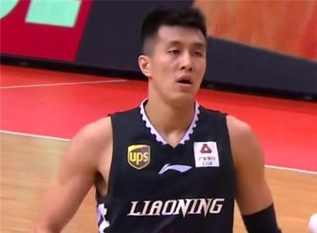 大侄子也开始享受轮休待遇?休闲便装看起来像