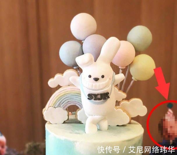 余文乐晒儿子百日宴照片, 孩子脚上的鞋也太奇