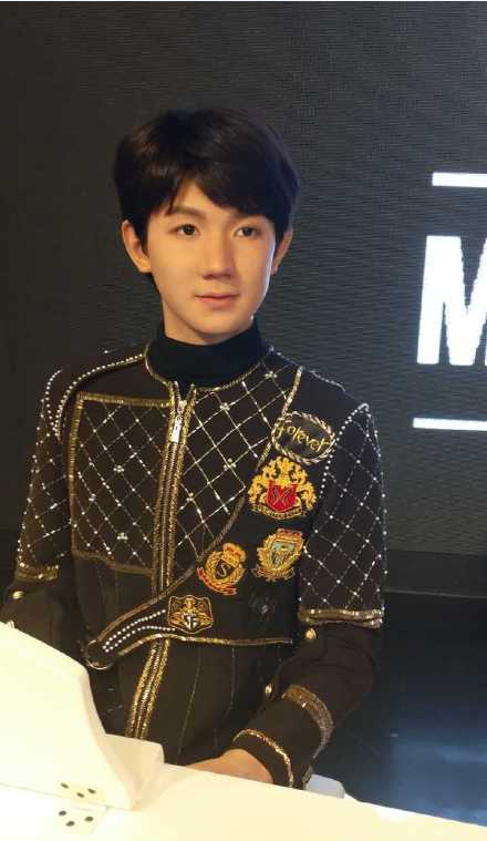 TFBOYS蜡像被吐槽：像的只有服装？他们现场表情成亮点！
