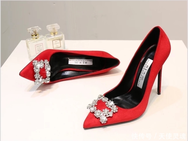 高跟鞋的正确穿法及行走姿势