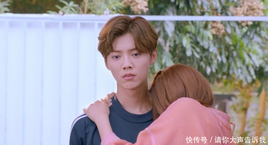 甜蜜暴击:关晓彤为了躲蟑螂,结果躲进了鹿晗怀