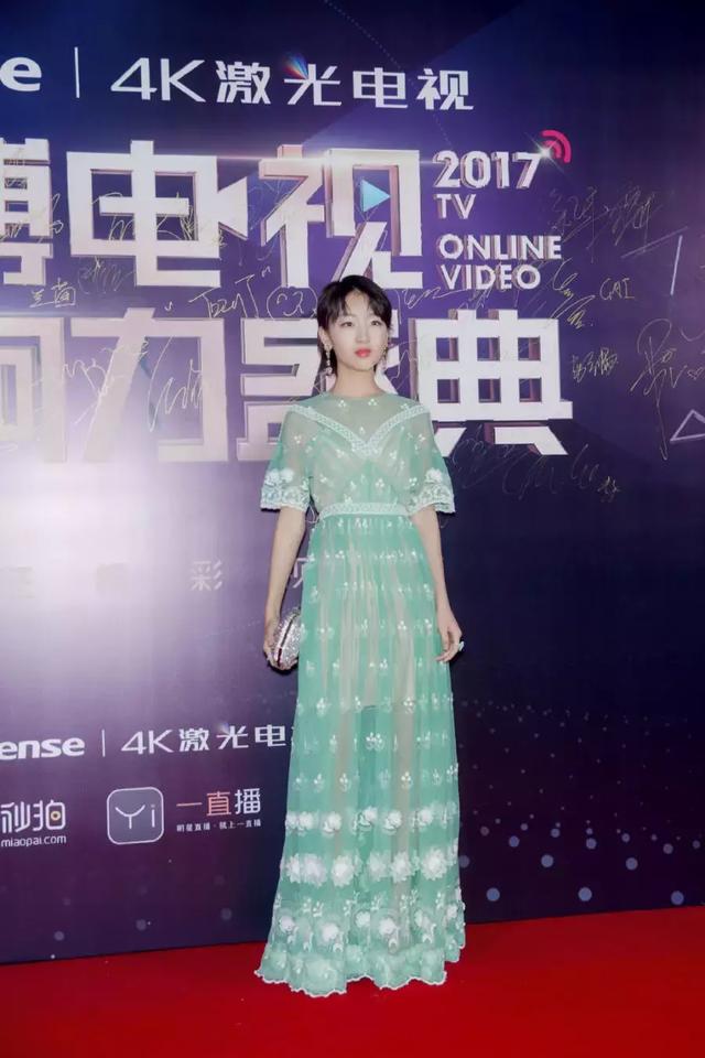 欧阳娜娜周冬雨撞裙,一个粉红少女,一个嫩绿可