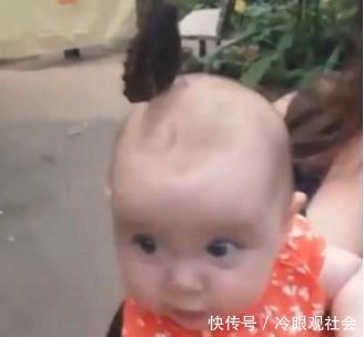 在街上宝宝的发型吸引了路人的目光,走近一看,却令人惊讶不已!