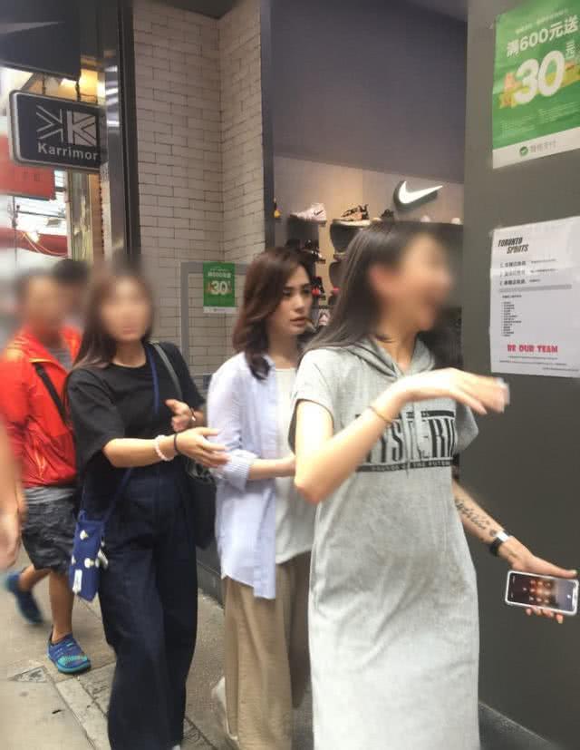 网友香港街头偶遇阿娇，简单穿搭的她侧颜无敌在人群中也太亮眼了