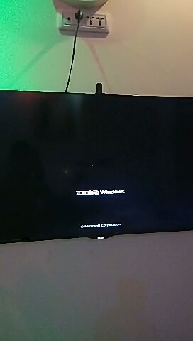 win7 64位开机画面卡顿黑屏无信号几秒后进系