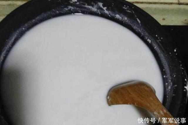 老妈把面粉倒进滚水里煮，一家人都很惊讶，10分钟出锅后，老公一