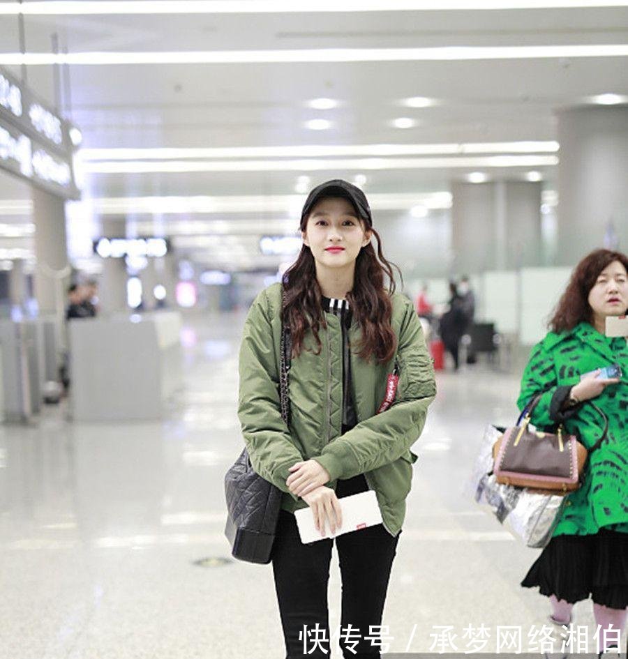 关晓彤穿军绿色外套配黑色九分裤秀大长腿 瞪