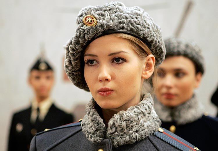 世界最美女兵,非战斗民族莫属!眼睛大、骨架小、这里最突出
