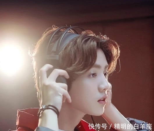 继张一山手势后,鹿晗再创新手势,粉丝们纷纷效