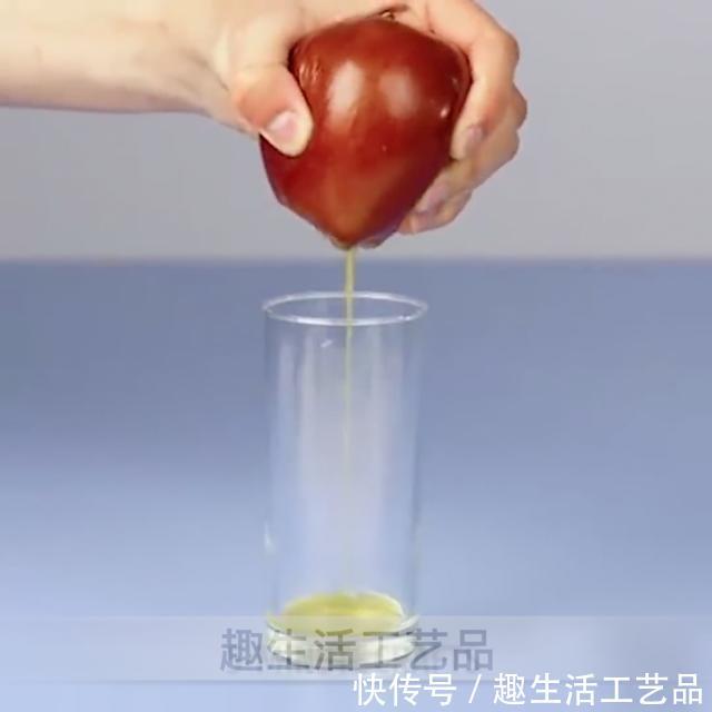 自制苹果汁,直接用手就可以榨出汁来,学会的人