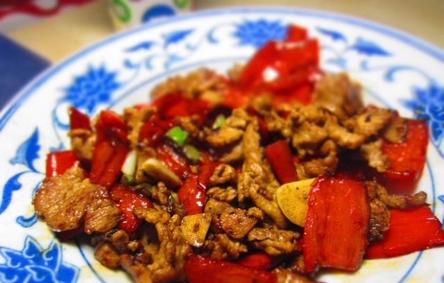 怎么把肉炒的焦一点 t01fd67907f4cf86d09.jpg