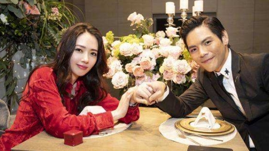 向佐成功求婚郭碧婷,向妈妈对她很是满意,得知