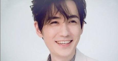 先说朱一龙皱纹多,又说个子显低,那他的短板到