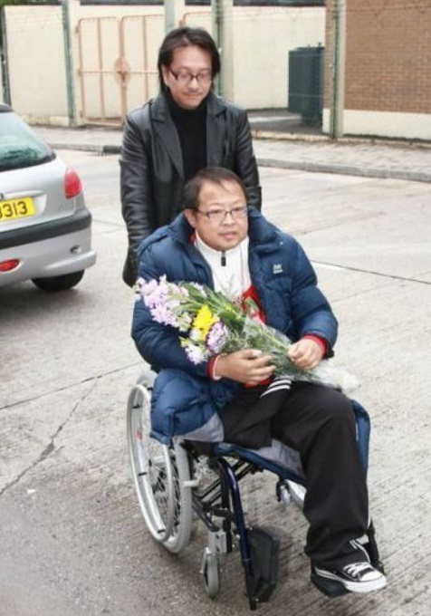 他是TVB金牌绿叶，梅艳芳曾为他挡枪口，三次截肢坐轮椅还拍戏