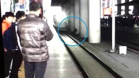 翻越站台未果,南京南站不幸被卡死在站台缝隙