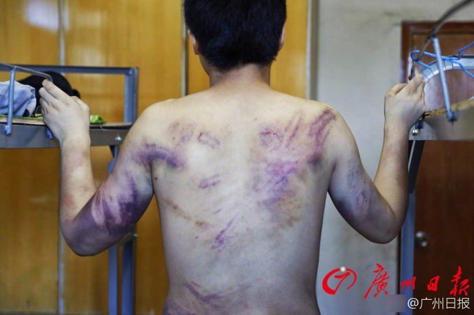 男子见女网友遭非法拘禁 一边被打屁股一边被逼转账