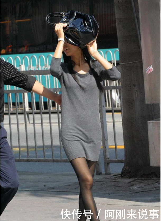 街拍连衣包臀短裙黑丝袜大长腿美女姐姐