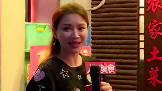 人气美食 25年老牌生煎店 4只小龙虾躲在里面