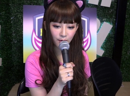 818超女聊天室 毒药颠覆扮演甜心辣妹萌出血