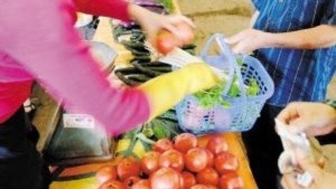 小强热线 下班回家买菜出意外可算工伤