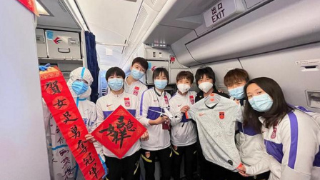 体育24小时速递 中国女足进行入境检疫流程，海关工作人员为女足献上献花！
