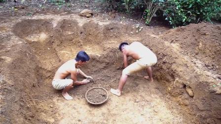 荒野建造者 第二季 兄弟野外玩泥巴，挖了个大脚印，猜猜他们要做什么？