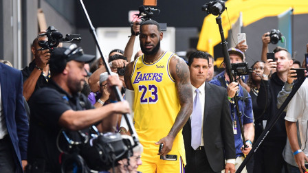 NBA流言收割机 詹姆斯：湖人将围绕浓眉打球，我看了季后赛每一场比赛