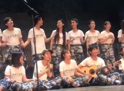 娱乐新鲜爆 李兰迪胡先煦军训结束